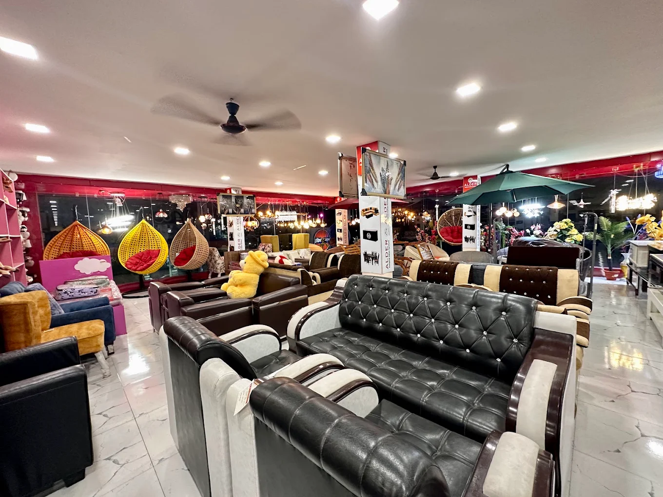 MM HomeTown Wide Interior Floor Showcase